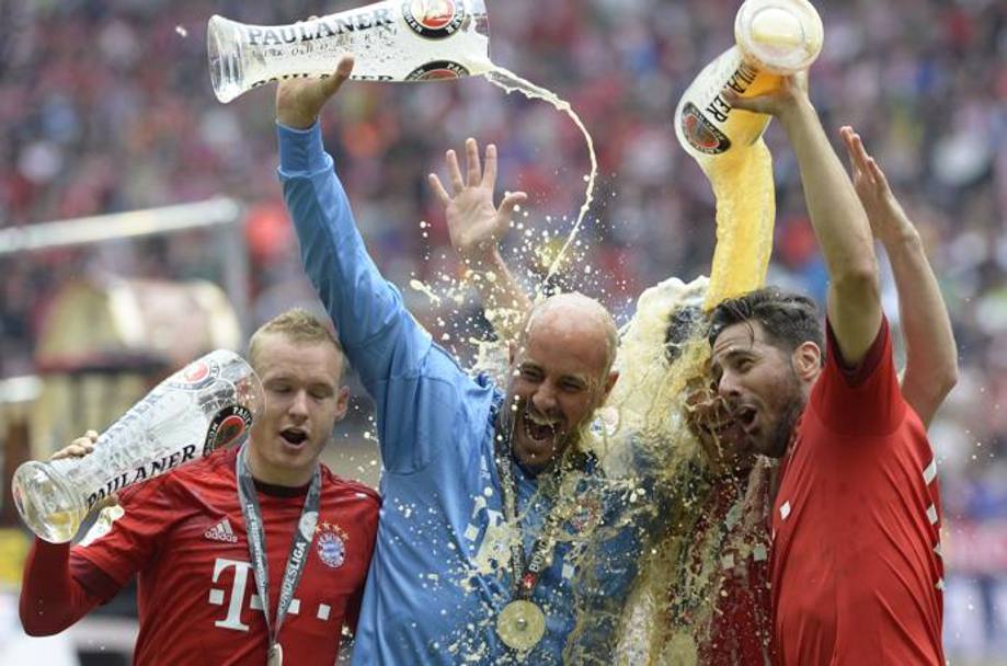 L&#39;esultanza alcolica di Rode, Reina, Xabi Alonso e Pizarro: una tradizione di ogni festa del Bayern Monaco (Afp)